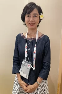 ナウル共和国の国旗、群青色に合わせたトップス。出席者に配られた花の髪飾りを司会者も是非と言われ、着用しました。