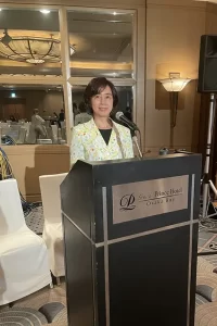 セネガルの国旗、緑、黄色、赤を意識したジャケット。