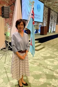 フィジーの国旗を意識した水色のシャツを着用。