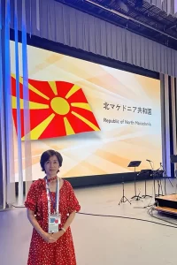 太陽の光が描かれた国旗の鮮やかなオレンジ色に合わせたワンピース。