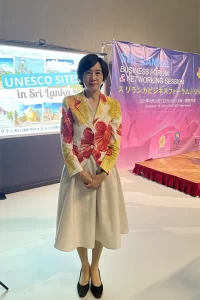 スリランカの国旗の中の、オレンジと赤があしらわれたジャケット。